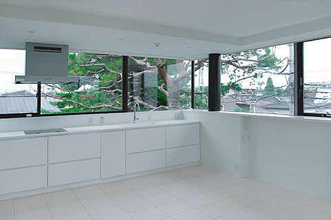 白が基調の広いLDK