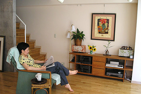 木のぬくもりのある家具は、神宮前「ウッドユウライクカンパニ－」のもの。