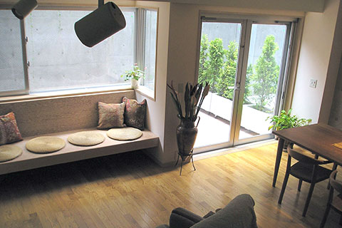 窓際の作りつけのベンチは、日当たりが良く一番のお気に入りスペース。
