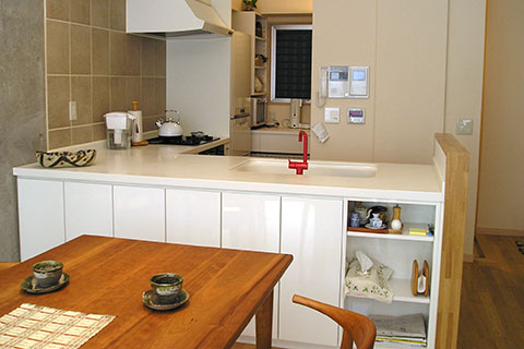 「友人と会話をしながら料理ができるように」と言うテーマで作られたダイニング。シンクには通常、水はね防止の段差をつけるが、隔たりを感じないようフラットにした。