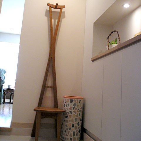 玄関を入るとB1Fリビングへとつながる。このお気に入りの椅子も同店で購入。