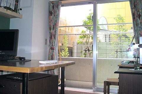 仕事スペース。大窓と小窓で、風も良く通る。