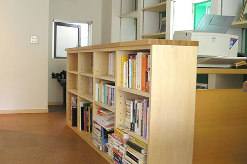 壁面には、高さの変えられる棚が全面に備えられている。