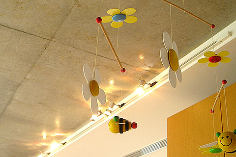 ライティングダクトを天井縁に沿って設置。スポットライトを効率良く設置