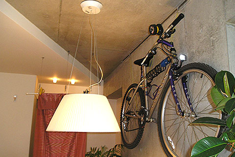 玄関を入ったところに出現する特徴的なライトFLOS社の「ROMEO SOFT S2」は、イタリー製。巨匠フィリップ・スタルクのデザイン。