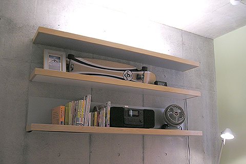ベッドルームのディスプレイ棚の上に間接照明を装着。