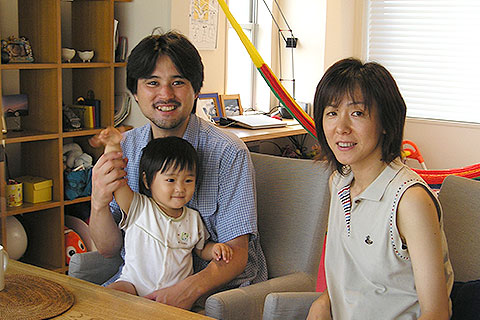 ご主人は現役照明デザイナー。奥さんも過去は照明デザイナーというご家族。建設中に新生児が誕生。