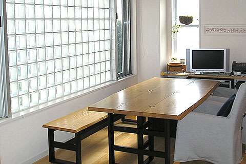 ガラスブロックの明るいリビング。