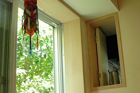 玄関の窓。脇にあるのはキッチンへ続く小窓。