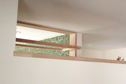 寝室のリビングに面した壁。随所に風が通る工夫が。