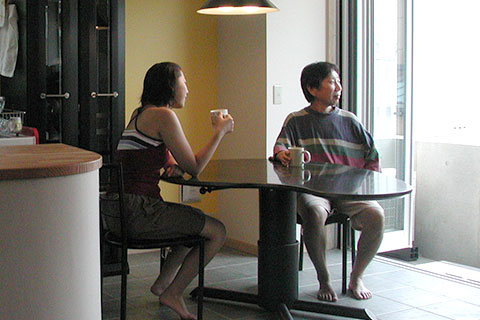 キッチン脇のダイニングスペース。窓は折れ戸タイプで大きく開きが取れる。