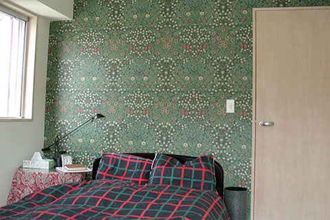 寝室の花柄の壁紙は奥さんのチョイス。壁一面だけ花柄なのが印象的。