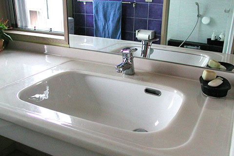 洗濯板での洗物も可能な大きな洗面。