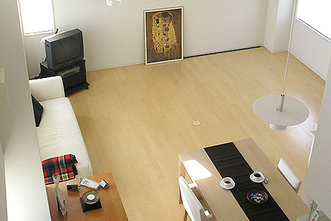 夫婦で厳選した好きなモノだけを置き、空間は広く使っている。