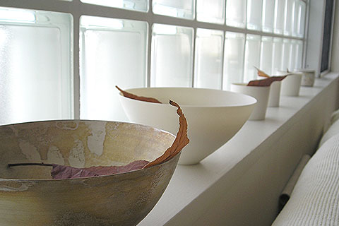 奥様が好きなお気に入りの焼き物コレクションをガラスブロック の前にずらりディスプレイ。