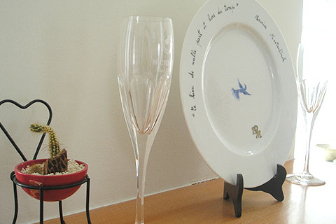 二人で行った旅行の思い出をちょっとした作りつけ棚のうえにディスプレイ。